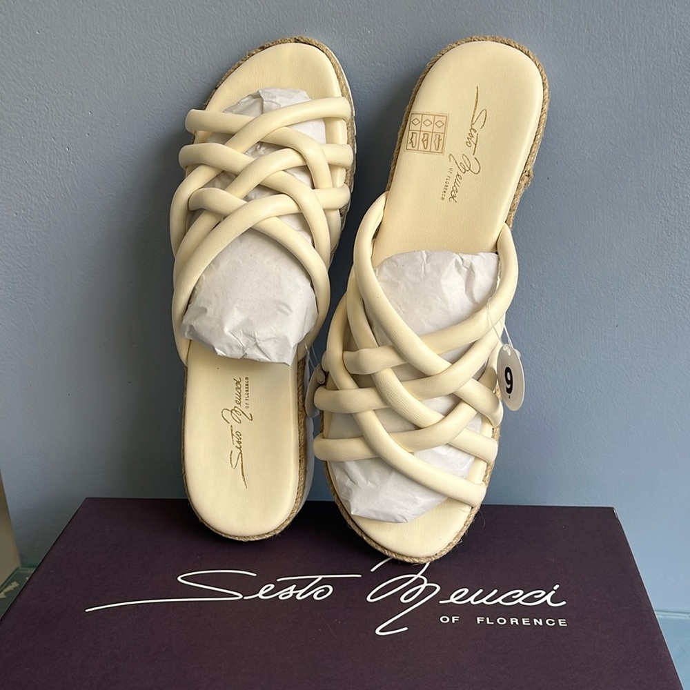Sesto Meucci cream Sandel NWT in box never worn size 9 a bit to narrow for me